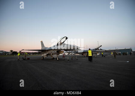 Pacific Air Kräfte' F-16 Demonstration team Crew Mitglieder durch post-flight Kontrollen nach einer Demonstration Ausbildung Flug zum Internationalen Flughafen Christchurch, Neuseeland, 28. März 2018. Us-Streitkräfte nahmen an Warbirds über Wanaka (WOW) Airshow 2018 militärisch zu stärken-zu-militärischen Beziehungen mit unseren Neuseeland Partner bei gleichzeitiger Förderung der Beziehungen mit Partnern in der indopazifischen Region. Antenne Veranstaltungen wie WOW Airshow 18 Stellen in den USA die Möglichkeit, ihre internationalen Partnerschaften und militärische Stärkung der militärischen Beziehungen mit Verbündeten und Partnern in der gesamten Region. (U.S. Stockfoto