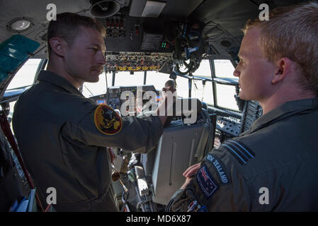 Erster Leutnant Taylor Absher, 14 Fighter Squadron F-16 Pilot (links), erhält eine Tour der Royal New Zealand Air Force C-130 Hercules am Flughafen Wanaka, Neuseeland, 30. März 2018. Us-Streitkräfte beteiligen sich an Warbirds über Wanaka Airshow 2018 militärisch zu stärken-zu-militärischen Beziehungen mit Neuseeland Partner bei der Verbesserung der Beziehungen mit Partnern in der indopazifischen Region. Antenne Veranstaltungen wie WOW Airshow 2018 bieten die USA die Chance, ihre internationalen Partnerschaften und militärische Stärkung der militärischen Beziehungen mit Verbündeten und Partnern in der gesamten Region. (U.S. Air Force p Stockfoto