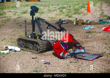 Ist ein Wettkämpfer Roboter, in der Ravens Herausforderung teilnehmen, sucht ein Ziel auf Pinal Airpark, Arizona, auf März 20, 2018. Die Teilnehmer wurden auf ihre Fähigkeiten für die Entsorgung explosionsfähiger Verordnung geprüft. (U.S. Armee Foto von PFC. Vincent Fausnaught.) Stockfoto