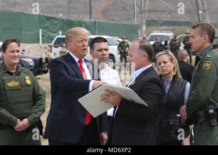 Präsident Trump besuchte die Grenzmauer Prototypen in San Diego heute. DHS Secretary Nielsen, und CBP amtierender Kommissar McAleenan,, USBP Chief Provost und San Diego sektor Chief PATROL-Agenten Rodney Scott, sofern eine historische Perspektive auf vor und nach der Wände hinauf. Projekt Manager James O'Loughlin bietet spezielle Details zu den einzelnen Prototypen. DHS-Beamten der Strafverfolgungsbehörden Abhören der POTUS erklären, warum Wände Border Security bei einem Besuch der Grenzmauer Prototypen wichtig sind. Fotograf: Ralph Desio Stockfoto