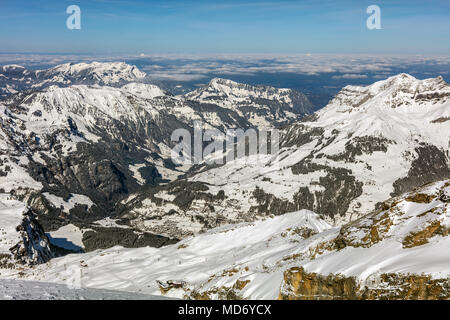 Ein Winter Blick vom Mt. Titlis in der Schweiz. Der Titlis ist ein Berg, an der Grenze der Kantone Obwalden und Bern, es i Stockfoto