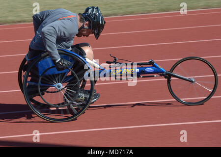 Armee Master Sgt. George Vera, Pflege Koalition Athlet, vervollständigt ein 100-meter Dash auf MacDill Air Force Base, Fla., 22. März 2018. Us Special Operations Command Krieger Care Programm (Koalition) veranstaltet ein einwöchiges Trainingslager verletzt vorzubereiten und Athleten für die kommende Krieger Spiele Wettbewerb 2018 verletzt. (Foto: Air Force Master Sgt. Barry Loo) Stockfoto