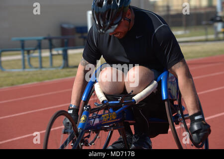 Armee Master Sgt. George Vera, Pflege Koalition Athlet, schließt einen 200 m langen Strich auf MacDill Air Force Base, Fla., 22. März 2018. Us Special Operations Command Krieger Care Programm (Koalition) veranstaltet ein einwöchiges Trainingslager verletzt vorzubereiten und Athleten für die kommende Krieger Spiele Wettbewerb 2018 verletzt. (Foto: Air Force Master Sgt. Barry Loo) Stockfoto