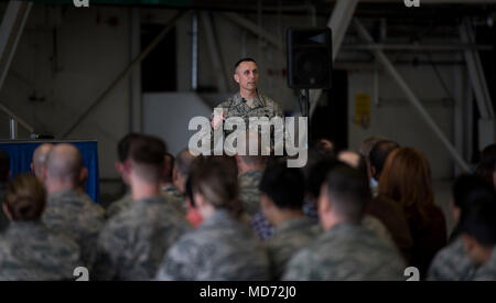 Chief Master Sgt. Todd Petzel, 18 AF-Befehl Chief, spricht mit Team Fairchild während einer Base all-call März 21, 2018, bei Fairchild Air Force Base, Washington. Während die All-Call, Petzel die Bedeutung jeder Flieger und die Arbeit, die Sie tun schnelle globale Mobilität zu ermöglichen, betont. (U.S. Air Force Foto/Senior Airman Sean Campbell) Stockfoto