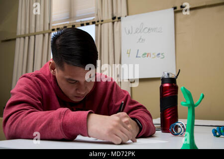 Sergeant Byron Ong nimmt eine Prüfung während 4 Linsen in 6 Marine Corps Recruiting District (6 MCD) Sitz, an Bord Marine Corps Recruit Depot Parris Island, South Carolina, März 23, 2018. Die Klasse wird durchgeführt für Einzelpersonen, mehr über ihre eigene Persönlichkeit, Temperament und die Ihrer Mitsoldaten zu erfahren. Ong, die in der Klasse teilgenommen, ist derzeit als der Motor Transport Chief bei 6 MCD. Us Marine Corps Foto von Cpl. Jorge Rosales) Stockfoto