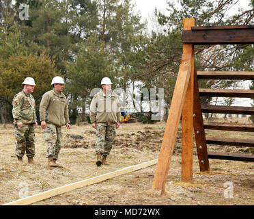 Oregon National Guard Adjutant General, Armee Generalmajor Janson D. Boyles (rechts), besucht Soldaten von der 859th Engineer Company (Vertikal), Mississippi Army National Guard, wie Sie Ihre jährliche Weiterbildung am Joint Multinational Readiness Center in Hohenfels, Hohenfels, Deutschland, 26. März 2018 ausführen. Die 859Th Soldaten einen Hindernisparcours aufgebaut, unter anderem Bauprojekte, während ihrer jährlichen Schulung. (U.S. Armee Foto: Staff Sgt. David Overson) Stockfoto