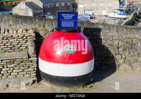 Alten zweiten Weltkrieg Mine, die als Sammelbehälter für die Schiffbrüchigen Mariner's Gesellschaft im Pembrokeshire Hafenstädtchen Tenby, Wales Stockfoto