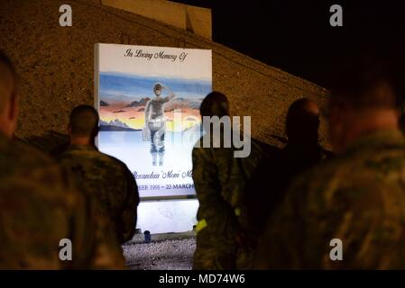 Die Mitglieder des 332 Air Expeditionary Wing sammeln sich um die T-Wand von Staff Sgt. Alexandria Morgen an einem geheimen Ort im Südwesten Asien um 12:21 Uhr März 22, 2018. Sie starb während einer Bombe laden Unfall März 22, 2017. Ihre Mitarbeiter, Ihr die "Mama", weil, wie sie kümmerte sich um alle genannt. Mitglieder spielte die Hähne ein Moment der Stille hielt eine Flagge falten Zeremonie durchgeführt. Die Flagge zusammen mit Fotos der Zeremonie wird Morgen die Familie gesendet werden. (U.S. Air Force Foto von Senior Master Sgt. Cohen A.) Stockfoto