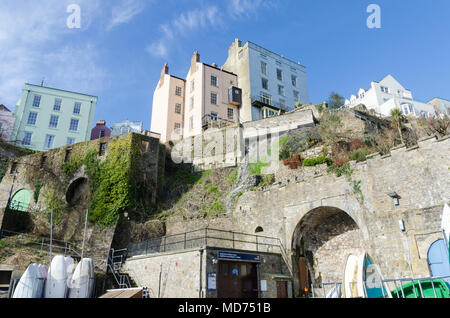 Tenby Inshore Lifeboat Station gebaut in alte Steinmauer unter Mittellos Cove Hügel am Hafen von Tenby, Pembrokeshire, Wales Stockfoto