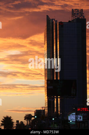 Amanecer de Nuevo Dia de Hermosillo. Contra Luz de la Torre de Hermosillo Stockfoto