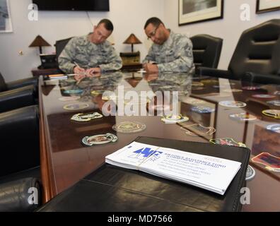 Oberst Houston Cantwell, 49th Wing Commander, und Chief Master Sgt. Barrington Bartlett, 49th Wing command Chief, unterzeichnen Sie oben eine Spende an die Air Force Hilfsfonds Holloman Air Force Base, N.M., 26. März 2018 zu machen. Die vier Organisationen, die in AFAF beteiligt sind, sind die Air Force Aid Society, Allgemeine und Frau Curtis E. LeMay Foundation, die Luftwaffe Dörfer, und die Air Force Soldaten Dorf. (U.S. Air Force Foto: Staff Sgt. Timothy Young) Stockfoto