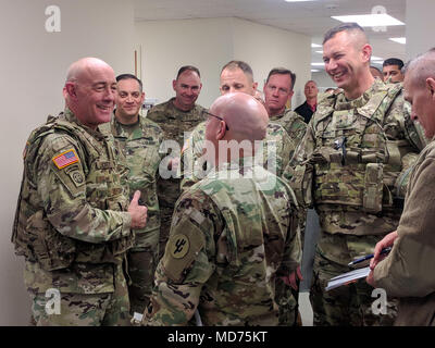 Generalleutnant Charles D. Luckey, U.S. Army Reserve Command Kommandierender General, Links, führt eine Tour von Soldat Bereitschaft Verarbeitungen von Brig. Gen. Tony L. Wright, 88th Bereitschaft Abteilung stellvertretender Kommandierender General, 11. März 2018. Soldat Bereitschaft Verarbeitung ist ein Erfolgreiches Proof-of-concept Programm von mehreren Armee-reserve Einheiten mit einer Mission von mehr medizinisch bereit Bekämpfung umgesetzt werden. Funktionell U.S. Army Medical Befehl ausgerichtet, ARMEDCOM ist einzigartig in der Lage, gleichzeitig militärische Krankenhaus und Klinik Expansion, Augmentation, Blut dono Stockfoto