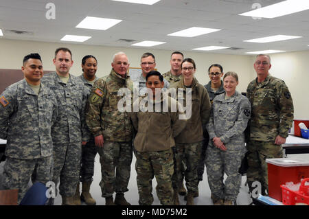 Erste Armee command Sergeant Major, Command Sgt. Maj Richard Johnson, braucht Zeit, mit ARMEDCOM Soldaten zu 7212Th medizinische Unterstützung und 7409Th Truppe Medizinische Klinik, der medizinischen Soldat Bereitschaft Verarbeitung und Truppe Medizinische Klinik Operationen während ihrer Ausbildung am Fort McCoy, Wisconsin am März 1-15, 2018 unterstützt zugeordnet zu besuchen. Die erfolgreiche "Proof-of-Concept"-Programm wird von mehreren Armee-reserve Einheiten mit einer Mission, bei der Unterstützung eines medizinisch bereit, Kampf umgesetzt werden. Funktionell U.S. Army Medical Befehl ausgerichtet, ARMEDCOM ist einzigartig in der Lage, gleichzeitig m Stockfoto