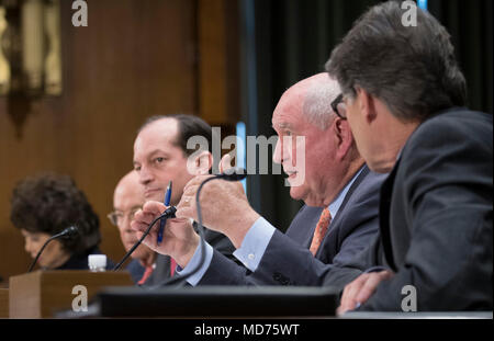 Us-Landwirtschaftsminister Sonny Perdue zusammen mit Sekretärin Elaine Chao, US-Verkehrsministerium, Sekretär Wilbur Ross, US-Handelsministerium, Generalsekretär Alexander Acosta, US-Arbeitsmarkt, Staatssekretär Rick Perry, US-Energieministerium bezeugen vor dem Senatsausschuss für Handel, Wissenschaft und Transport auf den "Wiederaufbau der Infrastruktur in Amerika: Verwaltung Perspektiven." am Mittwoch, 14. März 2018 in Washington, DC. Stockfoto