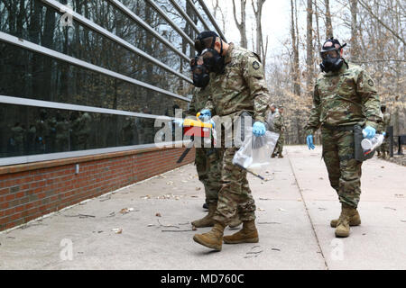 Specialist Charles Babcock (vorne Mitte), einer Sampling Teamleiter für 2 Platoon, 51 chemischen, biologischen, radiologischen, nuklearen (CBRN) Unternehmen, 83rd Bataillon zur Abwehr von ABC-Waffen nach Fort Stewart Georgien zugeordnet führt sein Team während der Boden Sammlung praktische Ausübung des Nationalen Technischen nuklearen Forensik (NTNF) Sammlung Task Force (GCTF) Akademiker. Soldaten aus dem 20. Chemische, biologische, radiologische, nukleare, Sprengstoffe (CBRNE) Befehl und verschiedenen Regierungsbehörden kamen zusammen an Aberdeen Proving Ground für den Nationalen Technischen nuklearen Forensik (NTNF) Boden Co zu trainieren Stockfoto