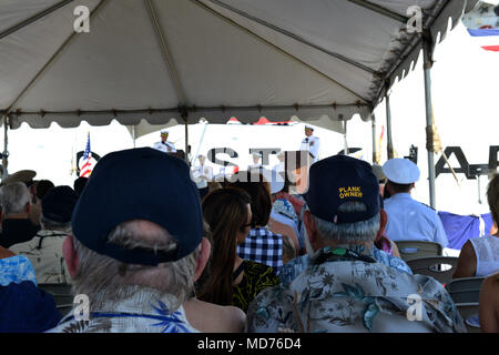 Aktuelle und frühere Coast Guard Cutter Sherman Crewmitglieder, Familienmitglieder und Freunde hören, Kapitän Steven Whittrock, Sherman's kommandierenden Offizier, als er Adressen aus dem Publikum während des Sherman Stilllegung Zeremonie in Honolulu, März 29, 2018. Neue Anlagen, wie z.b. die National Security Cutter und Offshore Patrol Scherkörbe und Schermesser Fast-Response wird die Überalterung der Flotte von 378 ersetzen - Fuß hohe Ausdauer Fräser wie die Sherman, die Verdienstvoller in der Küstenwache seit fast 50 Jahren serviert. U.S. Coast Guard Foto von Petty Officer 1st Class Matthew S. Masaschi. Stockfoto