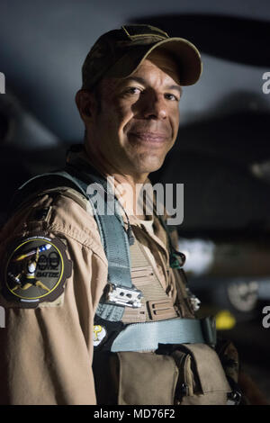 Oberstleutnant Trinidad "Moses" Meza, 336 EFS stellvertretender Operationen Gruppenkommandant und Waffen system Officer, posiert für ein Foto nach der Landung in einem F-15 E Strike Eagle März 21, 2018, an einem geheimen Ort im Südwesten Asien. Meza ist derzeit auf seine 9. Bereitstellung. Seine anderen Bereitstellungen umfassen Incirlik, Türkei; Al Udeid Air Base, Katar; Al Dhafra Air Base, Vereinigte Arabische Emirate; Flughafen Bagram, Afghanistan, und Äthiopien. (U.S. Air Force Foto von älteren Flieger Krystal Wright) Stockfoto