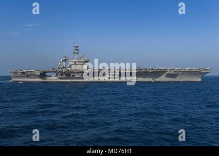 180324-N-AZ 808-1028 INDISCHER OZEAN (24. März 2018) Der Nimitz-Klasse Flugzeugträger USS Theodore Roosevelt (CVN 71) den Arabischen Golf während ein Foto übung Transite. Roosevelt ist mit der Theodore Roosevelt Carrier Strike Group in die USA 5 Flotte Bereich für Maßnahmen zur Erhöhung der Sicherheit im Seeverkehr im Einsatz Verbündeten und Partnern zu beruhigen und der Freiheit der Schiffahrt und des freien Handels in der Region erhalten. (U.S. Marine Foto von Mass Communication Specialist 3. Klasse Nicholas Burgains/Freigegeben) Stockfoto