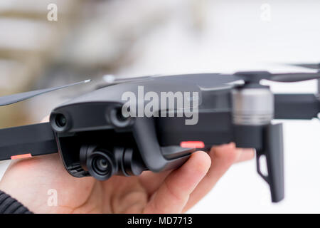 Pancevo, Serbien 03.01.2018. DJI Mavic Luft Drohne in der Hand auf verschneiter Tag. Kleinste zusammenklappbare Drone mit 4K-Fähigkeit. Stockfoto
