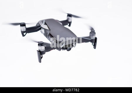 Pancevo, Serbien 03.01.2018. DJI Mavic Luft Drohne fliegen der Luft isoliert auf weißem bacground. Kleinste zusammenklappbare Drone mit 4K-Fähigkeit. Stockfoto