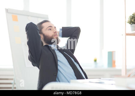 Junge Unternehmer am Tisch sitzen und Ruhen im Büro Stockfoto