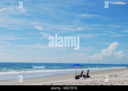 Paar liegen in der Nähe des Ozeans Wasser. Begriff der Freizeit, Entspannung und Life Style. Ocean Shore für 2, niemand herum. Urlaubsziel. Stockfoto