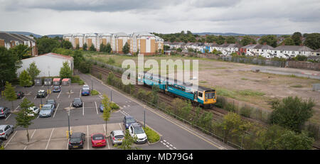 Klasse 142 Diesel Zug auf Arriva Trains Wales Service zu Barry Insel vorbeifahrenden Auto Park von der Universität Cardiff nördlich von cathays Station Stockfoto