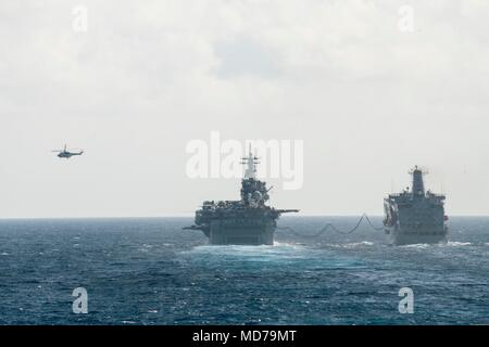 180328-N-DL 434-112 philippinischen Meer (29. März 2018) Die Amphibious Assault ship USS Wasp (LHD1) und die Flotte Auffüllung öler USNS Tippecanoe (T-AO 199) einen angeschlossenen Wiederauffüllung durchführen. Wasp ist in den indopazifischen Region als Teil einer regelmäßigen Patrouillen- und bietet eine schnelle Reaktionsfähigkeit im Falle eines regionalen Kontingenz oder Naturkatastrophen. (U.S. Marine Foto von Mass Communication Specialist Seaman Gavin Schilde/Freigegeben) Stockfoto