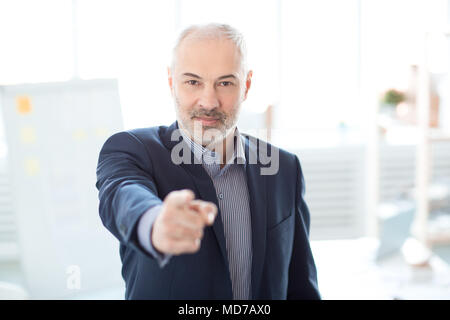 Portrait von Reifen Geschäftsmann in formale bei Camera pointing Stockfoto