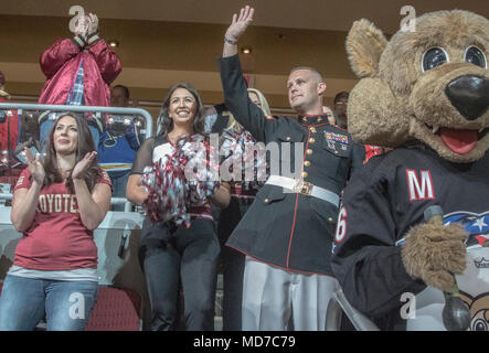 Staff Sgt. Sean Kaspar, ein Unteroffizier mit einziehenden Station Phoenix, Wellen, als er während einer Arizona Kojoten hockey Spiel auf März 31,2018 am Gila River Arena, Glendale, Ariz., AZ geehrt wird. Kaspar war der Service Mitglied des Spiels genannt. (U.S. Marine Corps Foto von Sgt. Alvin Pujols) Stockfoto