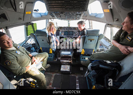 Botschafter Scott Brown, US-Botschafter in Neuseeland, und seine Frau Gail Huff Braun, Besichtigung der Pacific Air Forces C-17 Demonstration team Flugzeug am internationalen Flughafen Christchurch, Neuseeland, 29. März 2018. Us-Streitkräfte beteiligen sich an den Warbirds über Wanaka (WOW) International Airshow 2018 militärisch zu stärken-zu-militärischen Beziehungen mit unseren Neuseeland Partner bei gleichzeitiger Förderung der Beziehungen mit Partnern in der indopazifischen Region. Antenne Veranstaltungen wie WOW Airshow 18 Stellen in den USA die Möglichkeit, ihre internationalen Partnerschaften und militärische Stärkung der militärischen Beziehungen Stockfoto