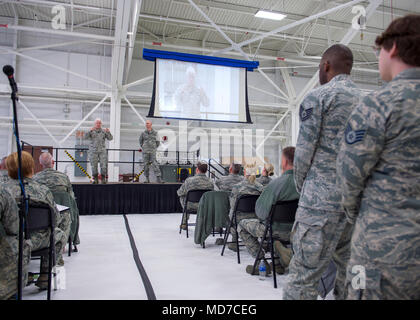 Us Air Force Generalleutnant L. Scott Reis, Direktor, Air National Guard, und Chief Master Sgt. Ronald Anderson, rechts, Befehl Leiter der Air National Guard beantwortet Fragen von Mitgliedern des 133. Airlift Wing in St. Paul, Minn., 25. März 2018. Die fragerunde war Teil eines Ereignisses, wo sie Fragen von Fliegern in Bezug auf ihre Karriere Felder beantwortet. (U.S. Air National Guard Foto von Tech. Sgt. Austen R. Adriaens/Freigegeben) Stockfoto