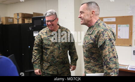 Generalmajor Vincent Coglianese, rechts, Commander für Marine Corps Installationen Befehl, und Leutnant David Ferguson, Links, der Kaplan für Chemische biologische Incident Response Force, bei Naval Support Facility Indian Head, Md., am 19. März 2018 bekannt. Commander für Marine Corps Installationen Befehl, Coglianese zu einem Besuch nach chemischen biologischen Incident Response Force Unternehmen Einrichtungen auf Tour und Marinesoldaten und Matrosen. (Offizielle US Marine Corps Foto von Pfc. Blakely Graham) Stockfoto