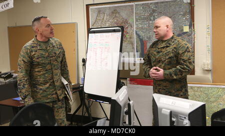 Generalmajor Vincent Coglianese, Links, Commander für Marine Corps Installationen Befehl, spricht mit Master Sgt. Steven unten rechts, Operations Chief für Chemische biologische Incident Response Force, CBIRF, über das, was unten an CBIRF am Naval Support Facility Indian Head, Md., am 19. März 2018. Commander für Marine Corps Installationen Befehl, Coglianese zu einem Besuch nach chemischen biologischen Incident Response Force Unternehmen Einrichtungen auf Tour und Marinesoldaten und Matrosen. (Offizielle US Marine Corps Foto von Pfc. Blakely Graham) Stockfoto