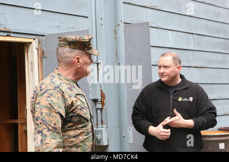 Generalmajor Vincent Coglianese, Links, Commander für Marine Corps Installationen Befehl, und Kevin McCaughtry, rechts, zivilen Vertrag Folge Management Ausbilder für Downey Responder Training Service beschreibt die Verwendungsmöglichkeiten eines simulierten zusammengebrochen Zimmer in Downey Responder Ausbildungsstätte, Naval Support Facility Indian Head Anhang stumpf Hals, Md., am 19. März 2018. Commander für Marine Corps Installationen Befehl, Coglianese zu einem Besuch nach chemischen biologischen Incident Response Force Unternehmen Einrichtungen auf Tour und Marinesoldaten und Matrosen. (Offizielle US Marine Corps Foto von Pfc. Blakely Stockfoto