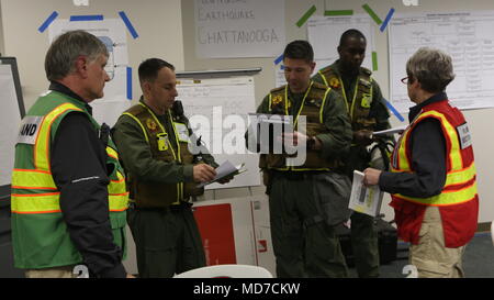 Die Chemical Biological Incident Response Force ist eine Einheit des United States Marine Corps, die für das Folgenmanagement bei CBRNE-Vorfällen verantwortlich ist. Am 13. März 2018 koordinierten sich Mitglieder des Alert Command Elements mit dem Hampton Roads Incident Management Team während der Übung Scarlet Response 2018 im Guardian Centers in Perry, Georgia, bezüglich eines vermutlichen Erdbebens in Chattanooga, Tennessee. Das Archivbild dokumentiert Planungsbesprechungen auf Befehlsebene. Stockfoto