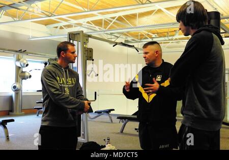 Das West Virginia National Guard Fitness Training Program ist eine strukturierte Initiative, die die Bereitschaft von Soldaten durch körperliche Konditionierung und Ernährungserziehung unterstützt. Das Archivbild zeigt eine Trainingsinteraktion im Jahr 2018 in Camp Dawson, West Virginia, an der Programmleitung und Praktikanten beteiligt waren, die im Rahmen einer landesweiten akademischen Partnerschaft 2017 gegründet wurden. Stockfoto