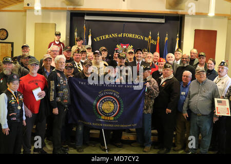 Vietnam Veteranen, reg. Scott Walker, und Generalmajor Don Dunbar, Wisconsin Adjutant General und hochrangigen Militärischen der Offizielle, "Willkommen Zuhause: A Vietnam Krieg Gedenken" an Kriegsveteranen Post 305 in Eau Claire, Wis., März 29. Walker und Dunbar Vietnam Veteranen auf der Veranstaltung, die 45 Jahre dauerte, um den Tag, an dem die letzte US-Truppen aus Vietnam zog sich geehrt. Wisconsin nationalen Schutz Foto von Sgt. Katie Eggers Stockfoto