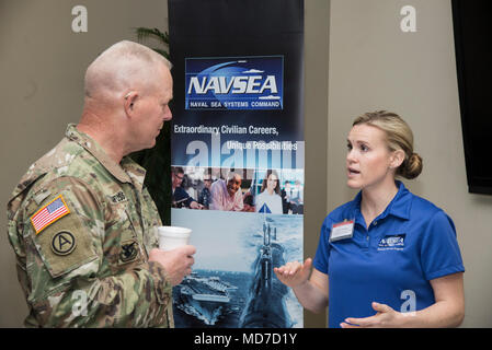 NAVSEA Vertreter spricht mit einem Übergang Soldat über die Vorteile von Arbeiten in Ihrem Unternehmen gewonnen, während die Einstellung unsere Helden Job Fair, Joint Base San Antonio-Fort Sam Houston Gemeinschaft Activity Center, März 21. Foto von Michael L. Watkins, jr. Stockfoto