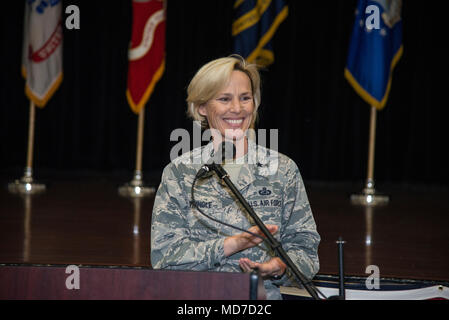 Brig. Gen. Heather Pringle, 502Nd Air Base Wing und Joint Base San Antonio Commander macht einleitende Bemerkungen über die Bedeutung der neuen 19-wöchigen Kurs für in-demand Karrieren, Joint Base San Antonio-Fort Sam Houston Militär und Familie Readiness Center, März 23. Der Kurs wird von Microsoft Software und Systeme Akademie am JBSA - Randolph befindet. Air Force Foto von Michael L. Watkins, jr. Stockfoto