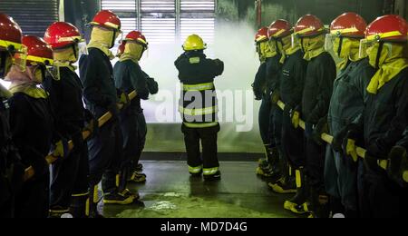 180403-N-ist 471-0163 Yokosuka, Japan (Apr. 3, 2018) Segler Auf der Marine vorwärts bereitgestellt Flugzeugträger USS Ronald Reagan (CVN 76) Praxis Schlauch Handhabung Techniken während der Ausbildung an der Yokosuka Brandbekämpfung und Beschädigung der Anlage zugeordnet. Ronald Reagan, das Flaggschiff der Carrier Strike Group 5, bietet eine Bekämpfung bereit, Kraft, schützt und verteidigt die kollektive maritime Interessen seiner Verbündeten und Partnern in der Indo-Asia-Pazifik-Region. (U.S. Marine Foto von Mass Communication Specialist 1. Klasse Glenn Schlachtung) Stockfoto