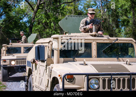 Flieger von 820Th Base Defense Group (BDG), Fahrt in einem Humvee während des Operations Training, 28. März 2018, bei Moody Air Force Base, Ga. Das Fahrzeug ops Ausbildung ist Teil der Grundausbildung die Ausbildung, die neuen Flieger kommen in das BDG eine Gelegenheit, um eine Basis für die grundlegende zur Bekämpfung der Fähigkeiten, die erforderlich sind, um erfolgreich in einer zusammenhängenden Einheit, während in einer bereitgestellten Umgebung zu lernen. (U.S. Air Force Foto von Airman Eugene Oliver) Stockfoto