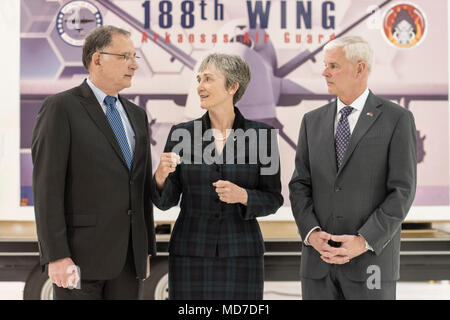 Senator John boozman (links), Sekretär der Air Force Heather Wilson, Kongressabgeordneter Steve Womack Antwort lokale Medien Fragen an Ebbing Air National Guard Base, Fort Smith, Arche, März 26, 2018. Wilson diskutiert die Bedeutung der im 188 th Mission setzt, und wie die Zukunft der Luftwaffe sieht eine ganze Menge wie Operationen. (U.S. Air National Guard Foto von älteren Flieger Matthew Matlock) Stockfoto