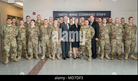 Mitglieder der 188 Sicherheitskräfte Squadron ein Foto mit Sekretär der Air Force Dr. Heather Wilson vor bei Ebbe Air National Guard Base, Fort Smith, Arche, März 26, 2018 für die Bereitstellung. Die 188 Verteidiger werden zur Unterstützung der Operation, die die Freiheit des Sentinel, als Teil der föderalen Mission der Air National Guard Unterstützung während der Kriegszeit Operationen bereitzustellen. (U.S. Air National Guard Foto von älteren Flieger Matthew Matlock) Stockfoto