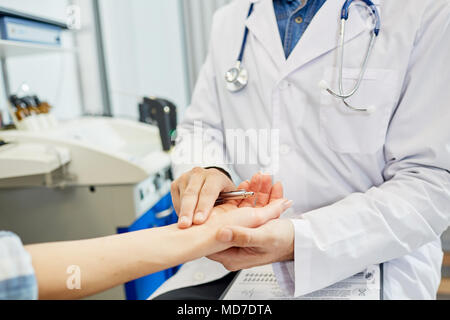 Arzt der Puls des Patienten in der Ambulanz im Krankenhaus Stockfoto