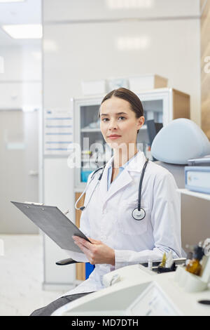 Porträt von Ernst Ärztin sitzen mit Zwischenablage an Krankenhaus Stockfoto