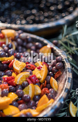 Red kalamata Oliven in Öl mariniert mit Orangen und Paprika auf dem Markt eingerichtet Stockfoto