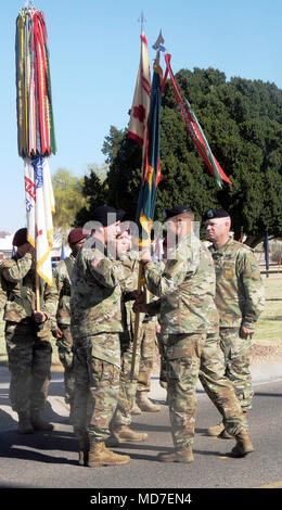 Us-Armee Yuma Proving Ground (YPG) Kommandant Oberst Ross Poppenberger (Mitte) betraut die YPG guidon mit Command Sgt. Maj. Jamathon Nelson (links) als ausgehende Befehl Sgt. Maj. Christopher Prosser (rechts) an schaut. "Nur die besten Unteroffiziere und Offiziere sind für den Befehl Positionen ausgewählt", sagte Poppenberger. "Ich weiß, dass Command Sgt. Maj. Nelson ist gut gerüstet, die hervorragende Arbeit des Befehls Sgt, um fortzufahren. Maj. Prosser hat hier getan und uns vorwärts bewegen, als Team." Stockfoto