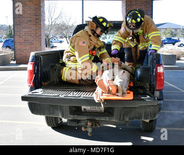 Personal mit der Direktion der Notdienste Feuerwehr in einer Übung Szenario in der Nähe von Gebäude 50 während Operationen nehmen für Übung wachsam Triade 2018 am 21. März 2018, am Fort McCoy, Wis wachsam Triade der Installation Management Command Jahresbedarf eine großangelegte Übung zu verfeinern und Fort McCoy's Antwort auf eine lokale oder regionale alle Gefahren der Krise verbessern zu Verhalten führt, entsprechend der Direktion der Pläne, Ausbildung, Mobilisierung und Sicherheit. (U.S. Armee Foto von Ty Bjornson, Fort McCoy Multimedia-Visual Informationen Filiale) Stockfoto