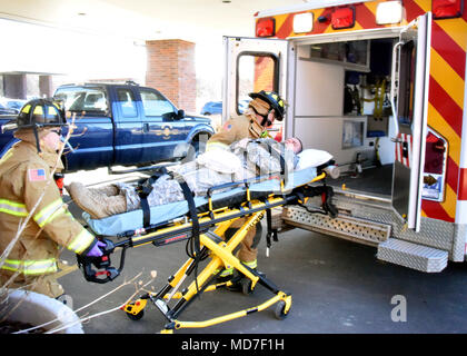 Personal mit der Direktion der Notdienste Feuerwehr in einer Übung Szenario in der Nähe von Gebäude 50 während Operationen nehmen für Übung wachsam Triade 2018 am 21. März 2018, am Fort McCoy, Wis wachsam Triade der Installation Management Command Jahresbedarf eine großangelegte Übung zu verfeinern und Fort McCoy's Antwort auf eine lokale oder regionale alle Gefahren der Krise verbessern zu Verhalten führt, entsprechend der Direktion der Pläne, Ausbildung, Mobilisierung und Sicherheit. (U.S. Armee Foto von Ty Bjornson, Fort McCoy Multimedia-Visual Informationen Filiale) Stockfoto